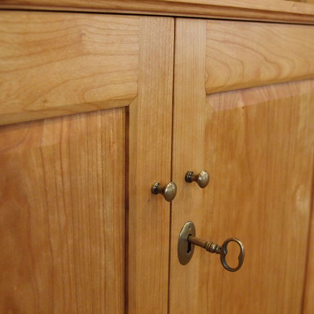 cabinet_cherry_key
