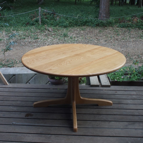 Oak Round Table